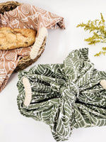 Load image into Gallery viewer, Bread Warmer &amp; Basket - Flower
